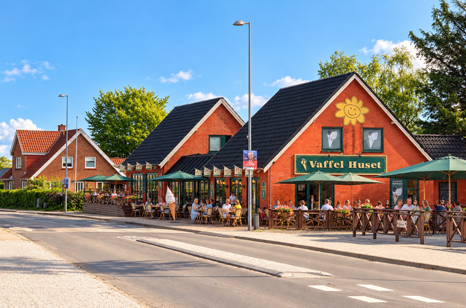 Sommerstemning ved Vaffelhuset med gæster på terrassen